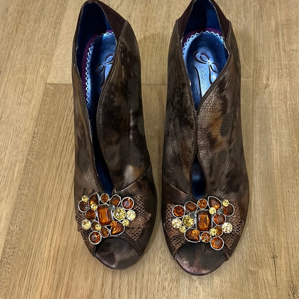 Poetic Licence from London 3.5 inch heeled, open-toed heels. Size 7.5.